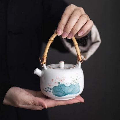 Théière Vintage en Céramique Lotus Peinte à la Main avec Poignée Bambou - Idéale pour le Thé Gongfu