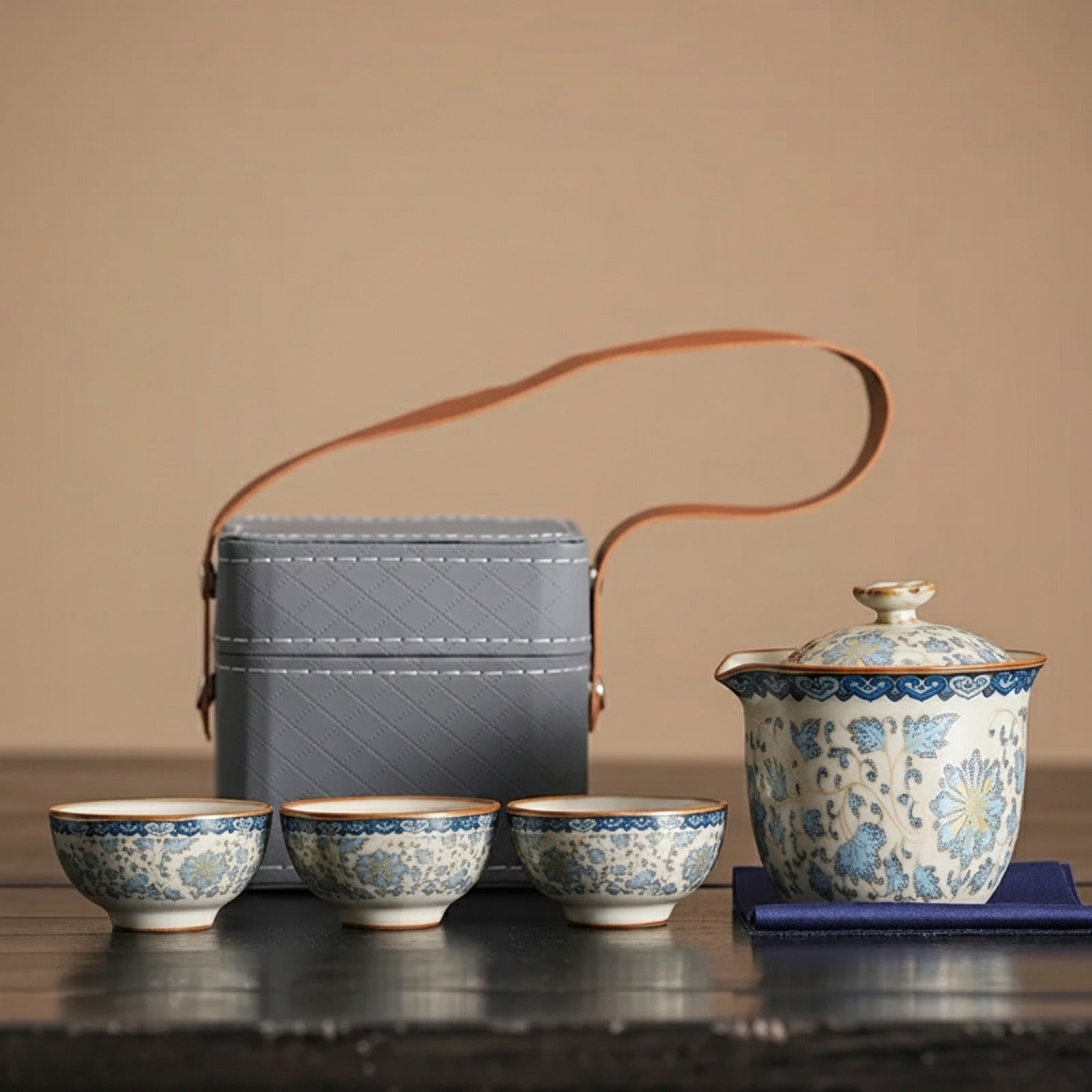 Service à Thé de Voyage Kung Fu Portable en Porcelaine Bleue et Blanche - 1 Théière, 3 Tasses, Motif Lotus & Étui