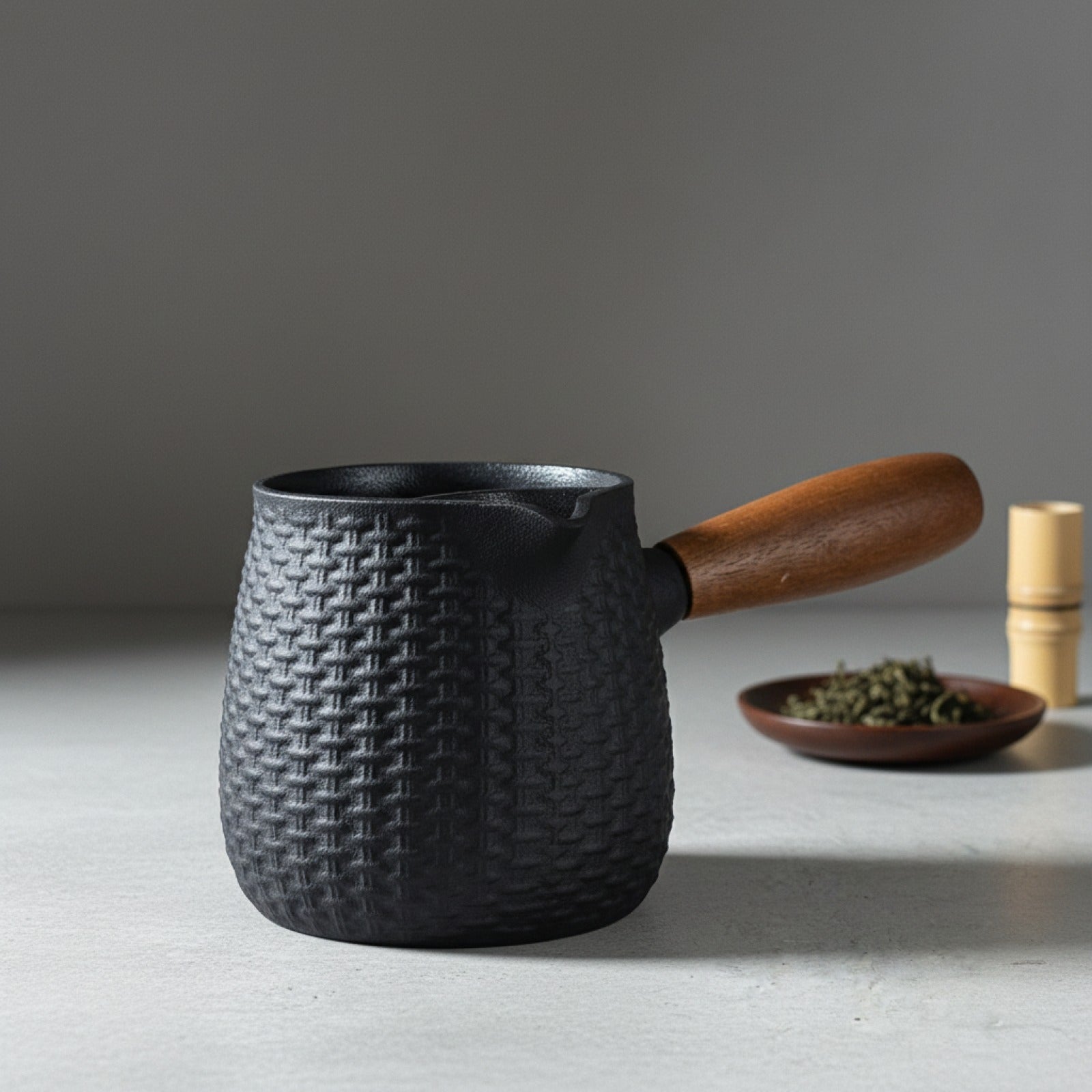 Théière Japonaise en Fonte 550ml avec Poignée Latérale et Manche en Bois